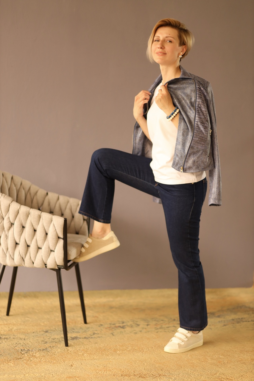 blonde-girl-in-jeans-and-a-white-t-shirt-2025-01-23-07-45-17-utc_Easy-Resize.com