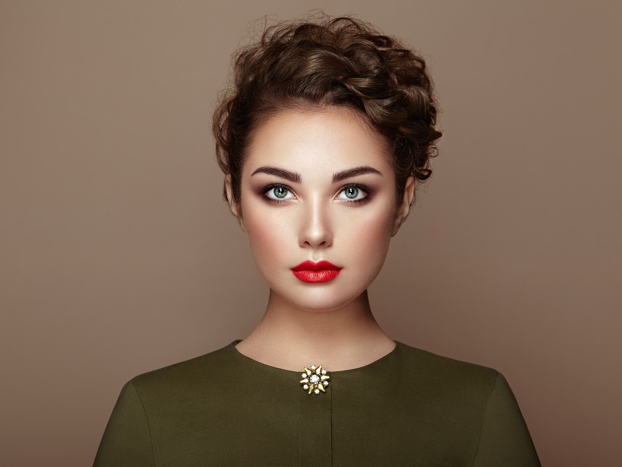 brunette-woman-with-curly-and-shiny-hair-2025-03-23-21-43-57-utc_Easy-Resize.com