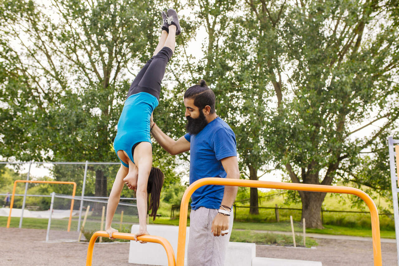 Home 1 man-helping-woman-doing-handstand-2024-10-18-03-51-30-utc_Easy-Resize.com